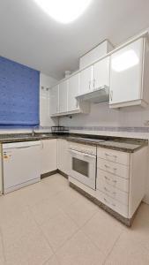 Apartamento en primera línea de playa con solarium, gran terraza acristalada y 2 piscinas