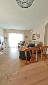 Apartamento en primera línea de playa con solarium, gran terraza acristalada y 2 piscinas