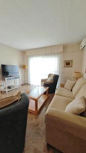 Apartamento en primera línea de playa con solarium, gran terraza acristalada y 2 piscinas