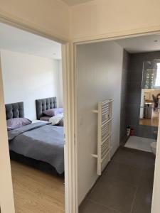 T2 Rénové St-Priest centre avec Parking Privé