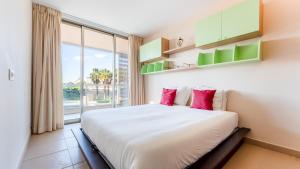 Seaside 3BDR Flat in Salgados with Pool by LovelyStay