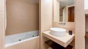 Seaside 3BDR Flat in Salgados with Pool by LovelyStay