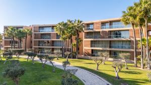 Seaside 3BDR Flat in Salgados with Pool by LovelyStay