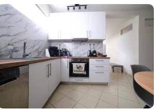 Home4U apt1, just 8Km from airport