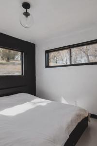 Secluded rustic 2-bedroom cabin at nature retreat