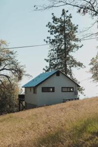 Secluded rustic 2-bedroom cabin at nature retreat