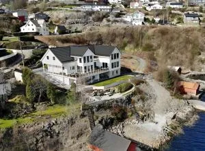 Beachfront Villa with Jacuzzi, Cinema & Canoe - Arefjord