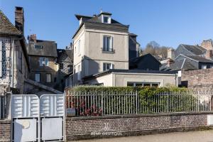 Maisons de vacances Family Stay - In the Heart of Honfleur 8 guests Private Garden : Maison de Vacances
