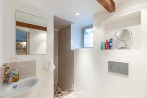 Maisons de vacances Family Stay - In the Heart of Honfleur 8 guests Private Garden : photos des chambres