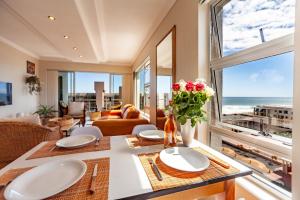 Ocean View 2 Bedroom Apartment in Blouberg, Cape Town - 4hvězdičkové hotely ve městě Bloubergstrand