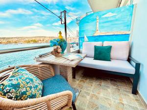 Orpheus House Beachfront 2BR Apartment with Balcony & Sea View Walk to Old Town