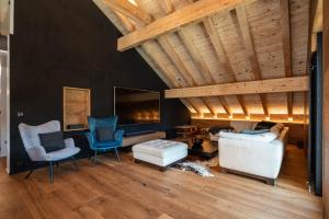 Central, Luxury, Chalet-Style Penthouse Apartment