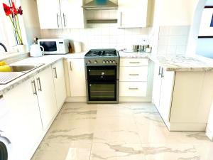 Modern Stylish 4Bed 2 Bath in Pitsea, Basildon Essex 2 Free Carpark