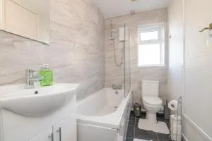 Modern Two Bedroom House with Parking - 提普顿