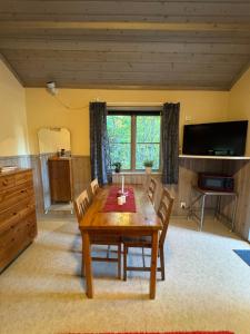 Stuga på en vacker campingplats