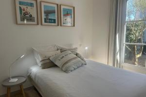 Architect-designed house close to beaches and shops