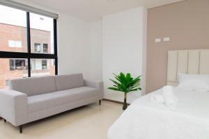 Laureles Suite 701 Faro 78 Queen bed con Aire