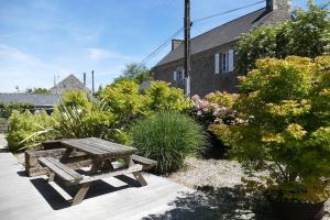 Maisons de vacances beautiful renovated farmhouse Le Cellier : Maison 1 Chambre