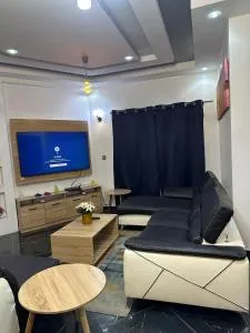 two bedrooms, living room, 3 showers - Ekpé