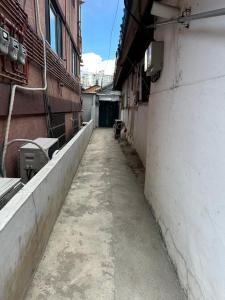 Hanok House with a Yard 1