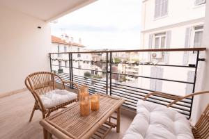 2-bedroom luxurious apartment with balcony and parking