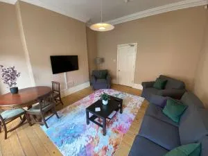 Spacious Room in Stunning Home - 威勒尔