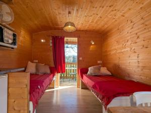 **Roulotte cosy avec piscine, pétanque et jardin près de la maison de George Sand** - FR-1-591-77
