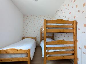 Maisons de vacances Maison de plain-pied en Brenne avec cour close, Wifi et proche de Chateauroux et etang de peche - FR-1-591-104 : photos des chambres
