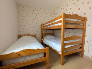 Maisons de vacances Maison de plain-pied en Brenne avec cour close, Wifi et proche de Chateauroux et etang de peche - FR-1-591-104 : photos des chambres