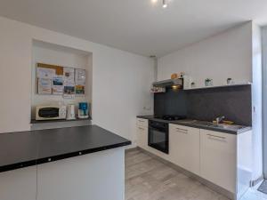 Maisons de vacances Maison de plain-pied en Brenne avec cour close, Wifi et proche de Chateauroux et etang de peche - FR-1-591-104 : photos des chambres