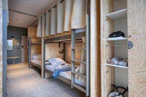 Auberges de jeunesse Auberge Le Bout du Parc : Lit dans Dortoir Mixte de 12 Lits