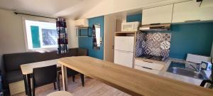 Camping La GrandTerre 4 étoiles - Linge de maison inclus - Clim - TV - Plancha - Lave-vaisselle - 4 personnes 2 chambres