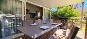 Camping La GrandTerre 4 étoiles - Linge de maison inclus - Clim - TV - Plancha - Lave-vaisselle - 4 personnes 2 chambres