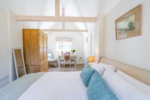 Marvellous secluded forest lodge - Stone Hall