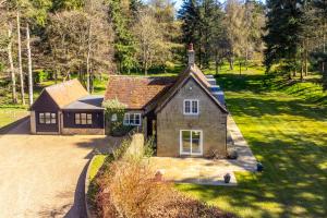Marvellous secluded forest lodge - Stone Hall