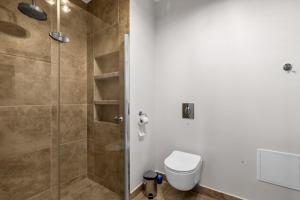 Sapphire Sky Deluxe Apartment by BookingHost