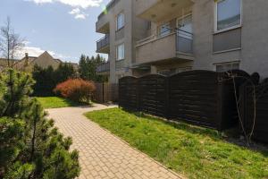 Sapphire Sky Deluxe Apartment by BookingHost