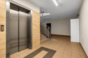 Sapphire Sky Deluxe Apartment by BookingHost