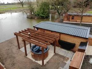 Lakeside Lodges 1 With Log burning Hot tub - Barnby Moor
