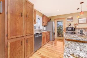 SMOKY MOUNTAIN MAGIC-Spectacular Views, 3 Br, Sleeps 8, Hot Tub