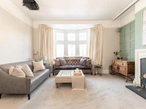 Luxury 5-Bed Home w Cinema Games Room Garden - Pass the Keys