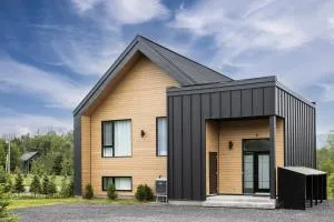 Elegant Chalet with Spa, Sauna, and Games, Sleeps 14 Near Bromont - Waterloo