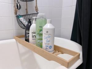 Nextdoor Host Vintage Studio for 2 with Bathtub