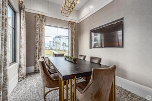 Private Full King Bed Apt, Pool & Gym, Near Parks, Pets Allowed