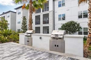 Private Full King Bed Apt, Pool & Gym, Near Parks, Pets Allowed