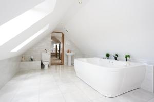 JOIVY Greenknowes Estate with Hot Tub and Bar - Farmhouse and Lodge