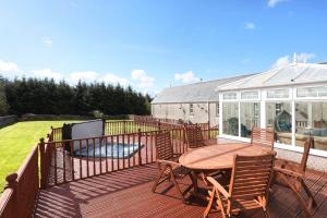JOIVY Greenknowes Estate with Hot Tub and Bar - Farmhouse and Lodge