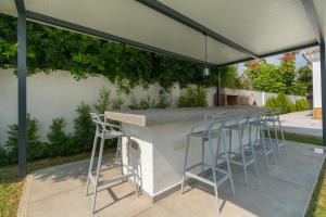 Newly Renovated 6 BDRM Grand Villa w Pool and Views