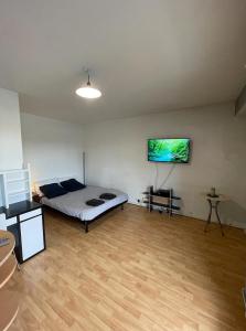 Geneva Residences - Colourful Apartment by the border