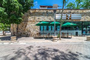 King Studio w Private Balcony Rooftop Pool and Gym